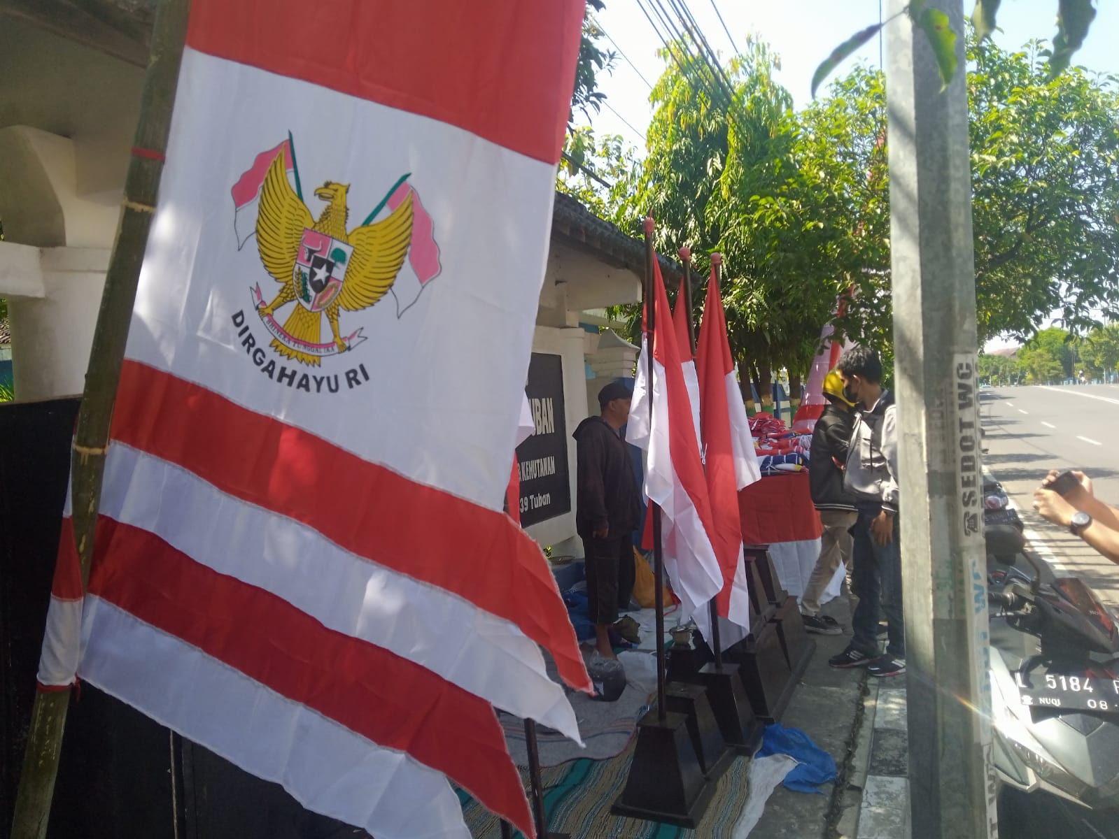 Penjual atribut bendera. (Foto: Mochamad Abdurrochim/Tugu Jatim)