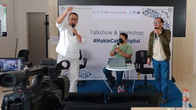 Pemateri dari ICT Watch, Indriyatno Banyumurti, menjelaskan mengenai pentingnya melindungi data pribadi.