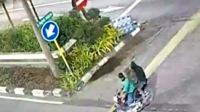 Rekaman CCTV saat ketiga pelaku hendak beraksi membegal di Mayjend Sungkono Surabaya.