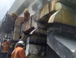 Diduga Akibat Pemotongan Kabel AC, Toko Elektronik “Andhika Plaza” di Surabaya Terbakar