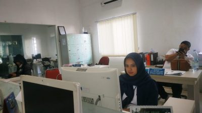 Hanum Oktavia Rosyidah, wartawan sekaligus ibu rumah tangga saat dijumpai di kantor RRI Malang.