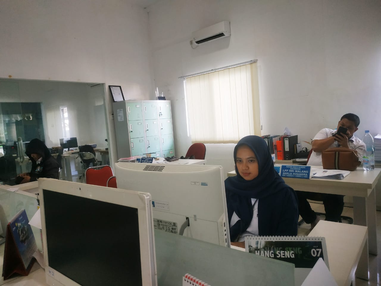 Hanum Oktavia Rosyidah, wartawan sekaligus ibu rumah tangga saat dijumpai di kantor RRI Malang.
