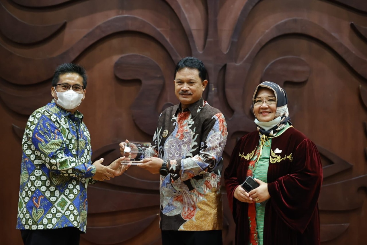 Wali Kota Maidi menerima Anugerah UI Green City Metric Rankings 2022 atas keberhasilan Pemkot mengelola limbah.