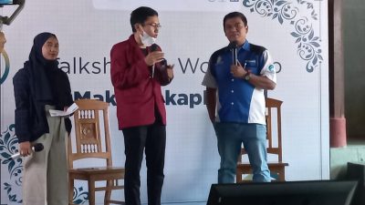 Relawan TIK Pasuruan, Bahrudin saat memberi materi terkait etika bermedia sosial di rangkaian Talkshow & Workshop Pasuruan #MakinCakapDigital.