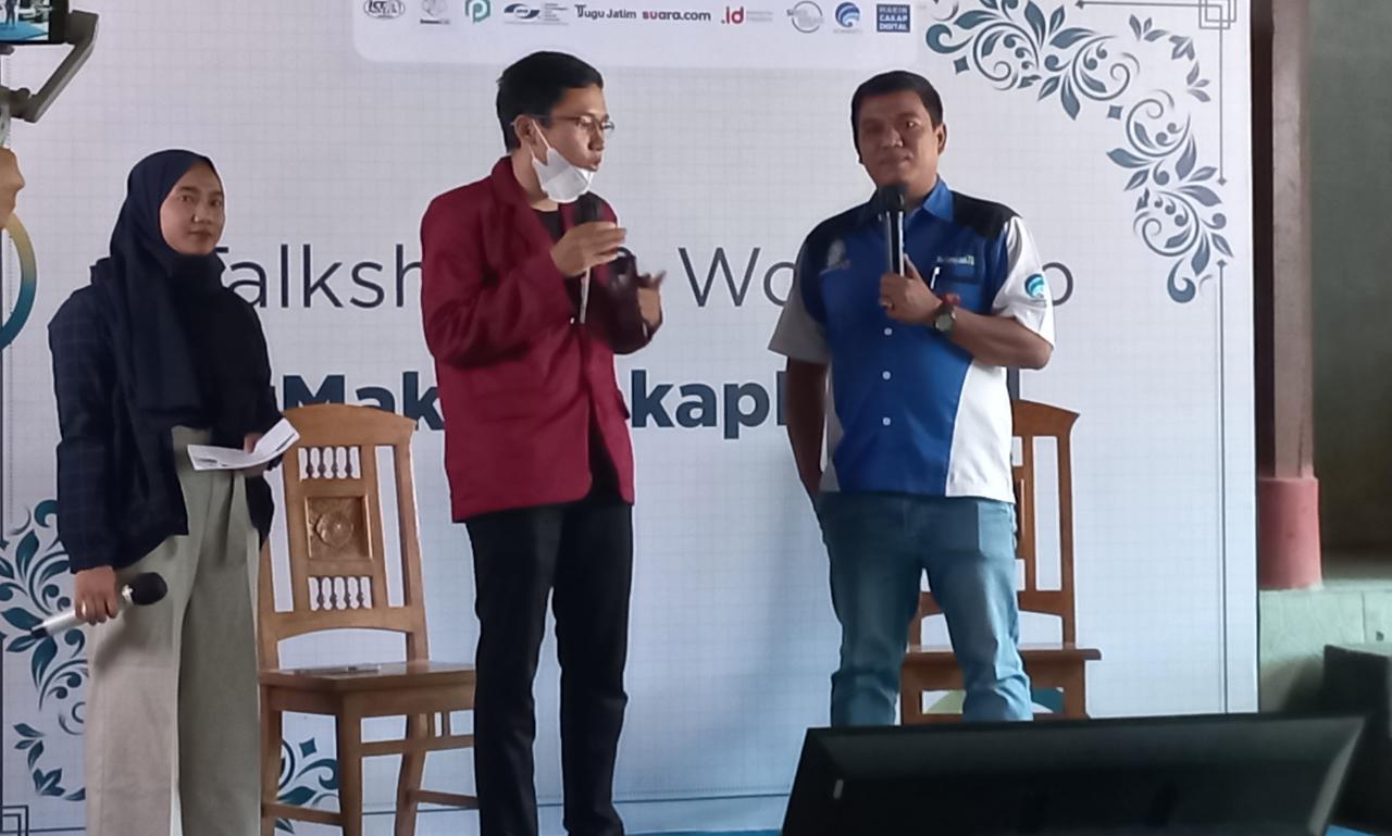 Relawan TIK Pasuruan, Bahrudin saat memberi materi terkait etika bermedia sosial di rangkaian Talkshow & Workshop Pasuruan #MakinCakapDigital.