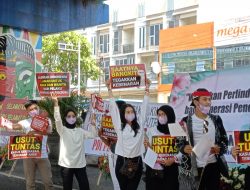 Aksi Demo Aktivis Malang Raya Warnai Sidang Ke-20 Bos SMA SPI Kota Batu