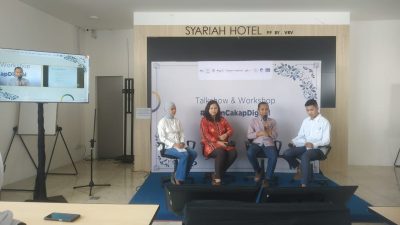 Chaulina Alfianti Oktavia (dua dari kiri), dosen STIKI Malang, bersama Herlianto. A (dua dari kanan) saat memberikan materi di acara Talkshow & Workshop Malang #MakinCakapDigital.