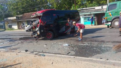 Mobil Elf bernopol DK-7914-AA usai menghantam dua kendaraan di depannya di Jalur Pantura, tepatnya di KM 40-42 Desa Bogorejo, Kecamatan Bancar, Tuban pada Minggu (24/7/2022) pagi.