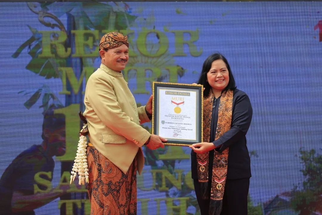 Wali Kota Madiun, Maidi, menerima piagam rekor dunia MURI.