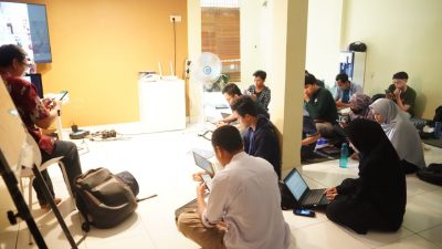 Member Pondok Inspirasi sedang mengikuti pelatihan copywriting.