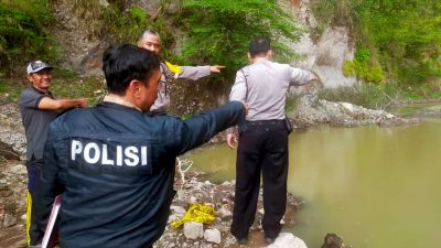 Polisi menunjukkan lokasi pria yang tewas tenggelam di kubangan bekas galian tambang di Pasuruan.