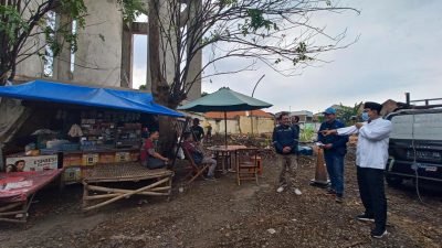 Wali Kota Pasuruan, Syaifullah Yusuf, saat menemui PKL di sekitar area menara air di sisi utara Alun-alun Kota Pasuruan pada Rabu (6/7/2022).