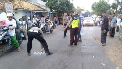 Petugas Satlantas Polres Pasuruan Kota saat melakukan olah tkp kecelakaan sepeda motor tabrak dump truk di Kecamatan Sidogiri, Kabupaten Pasuruan.