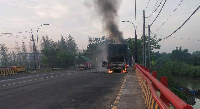 Truk Box Muatan Mie Instan dan Snack Terbakar di Tuban, Diduga Akibat Korslet 2 Truk box. (Foto: Polsek Widang/Tugu Jatim)