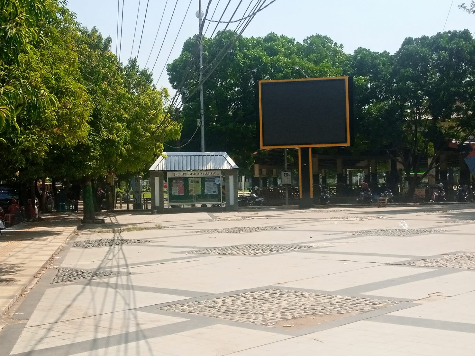 Salah satu videotron milik Pemkab Tuban yang ada di GOR Rangga Jaya Anoraga dibiarkan mati.