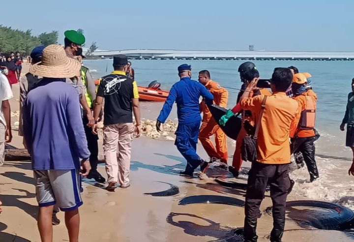 Mayat dievakuasi tim SAR, Polri, dan nelayan Socorejo, Kecamatan Jenu, lalu dibawa ke RSUD R Koesma untuk diotopsi.