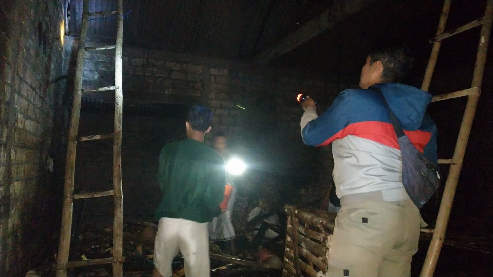 Petugas sedang berjibaku memadamkan api yang diduga dari perapian sapi atau bediang.