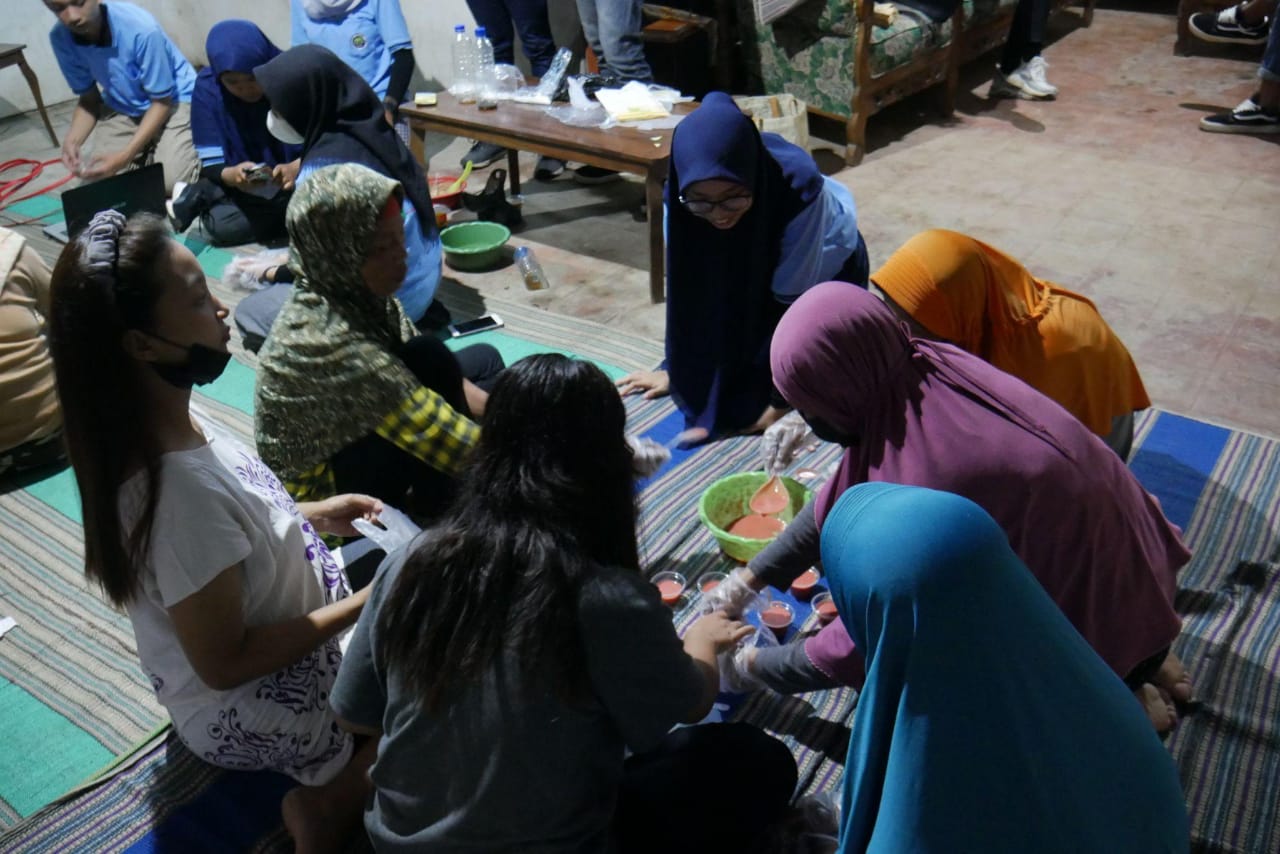 Mahasiswa KKN UM Ajak Ibu-Ibu Wonosari Malang Bikin Sabun dari Minyak Jelantah 2 Mahasiswa KKN UM. (Foto: Dok Mahasiswa KKN UM/Tugu Jatim))