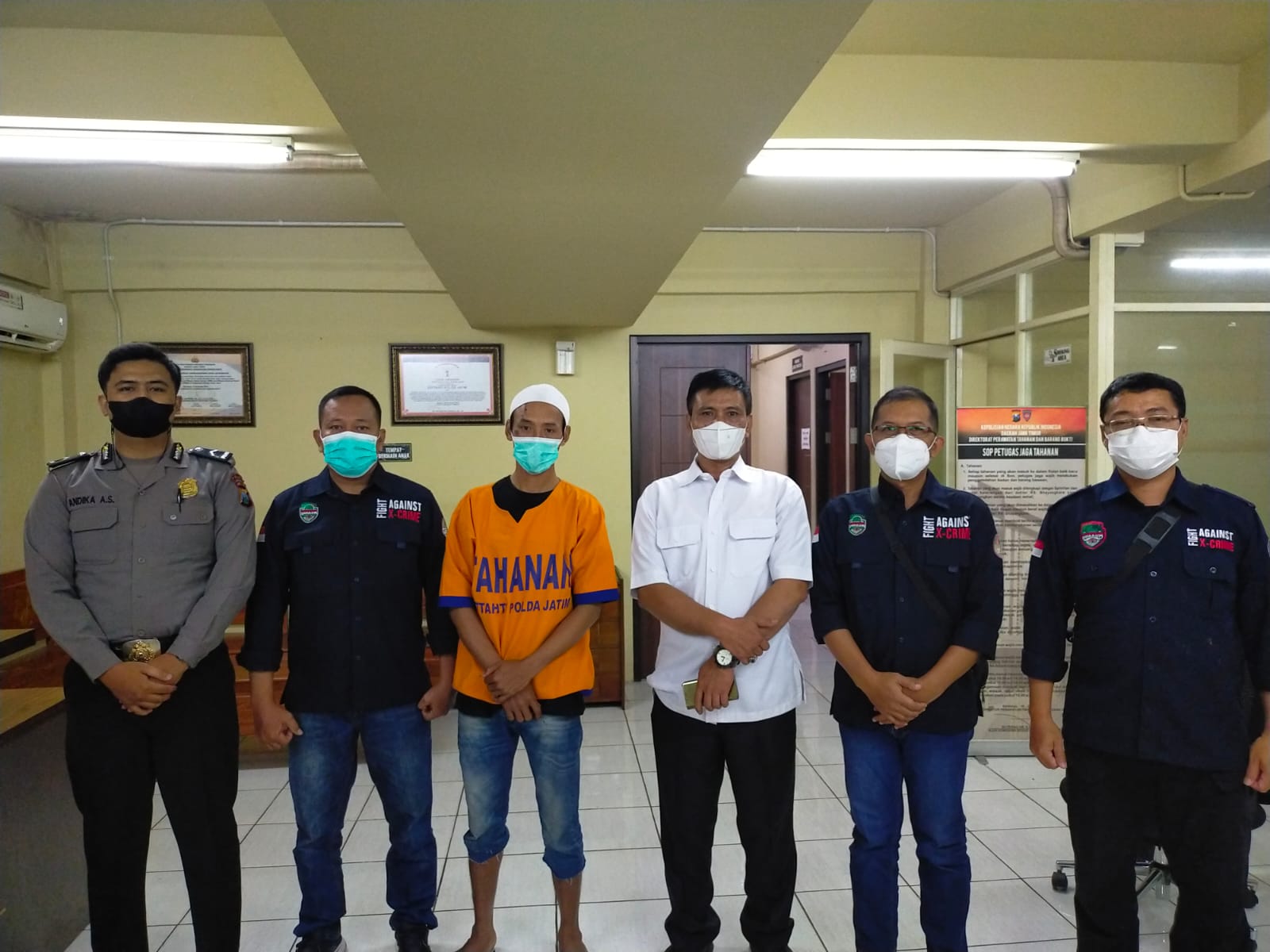 Salah seorang pelaku penebangan liar di Malang yang berhasil diamankan polisi.
