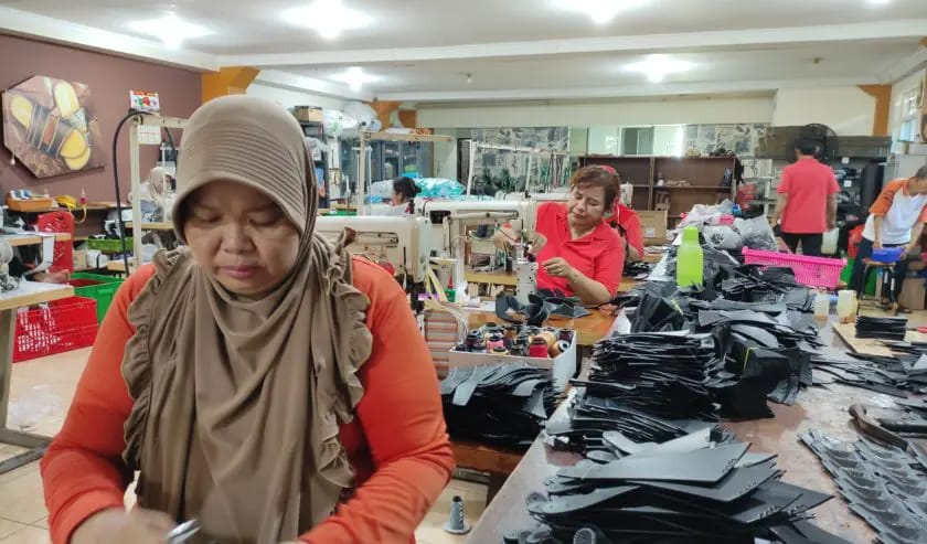 Kelompok Usaha Bersama Maju Jaya yang memproduksi sepatu dan sandal yang dikelola Pemkot Surabaya.