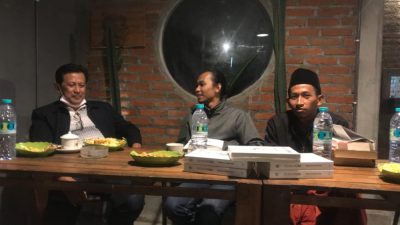 Dari kiri: Prof Dr Djoko Saryono, Herlianto. A dan Ach. Khoiron Nafis dalam acara bedah buku Falsafatuna yang digelar oleh Tugu Community dan Penerbit Mori pada Sabtu (30/7/2022).