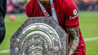 Darwin Nunez, saat mengangkat trofi Community Shield.