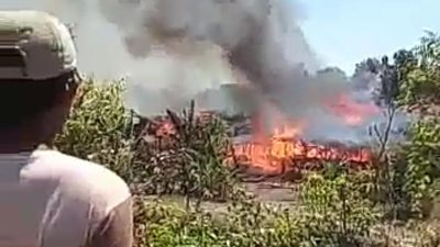 Dua kandang ayam terbakar api di Dusun Krajan Dua, Desa Sudimulyo, Kecamatan Nguling, Kabupaten Pasuruan.