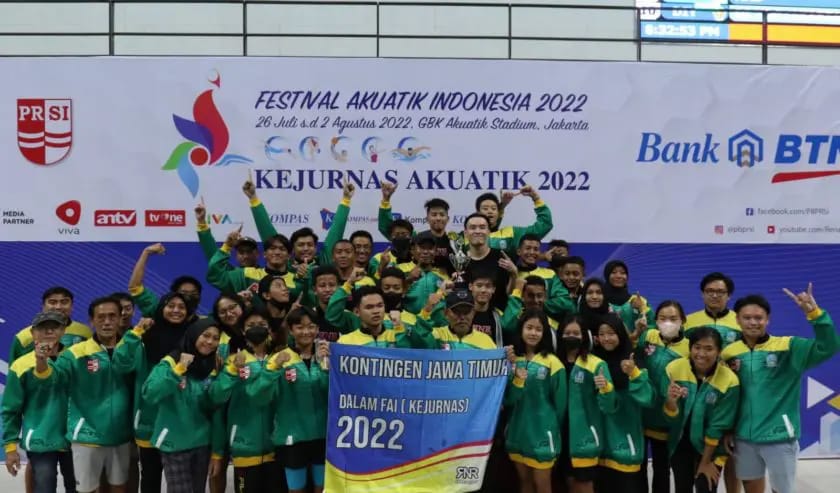 Para atlet renang Jawa Timur ketika berfoto di podium.