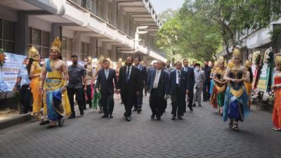 Surya Paloh menuju Gedung Samantha Krida Budaya UB.