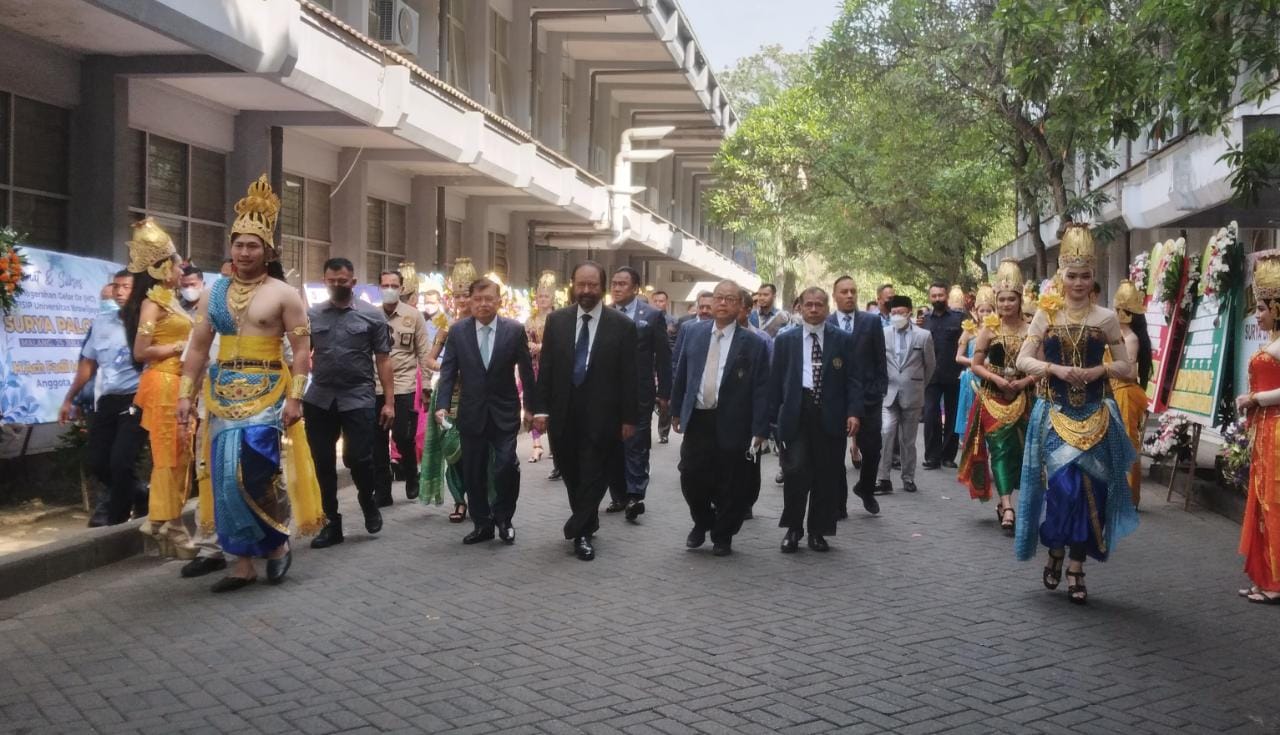 Surya Paloh menuju Gedung Samantha Krida Budaya UB.