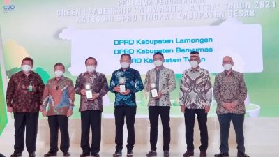 Ketua Komisi 1 DPRD Tuban, Fahmi Fikroni bersama DPRD lainnya yang menerima penghargaan green Leadership "NIRWASITA TANTRA" dari Kementrian Lingkungan Hidup dan Kehutanan, di Gedung Manggala Wana Bakti, Jakarta, Selasa (20/7/2022).