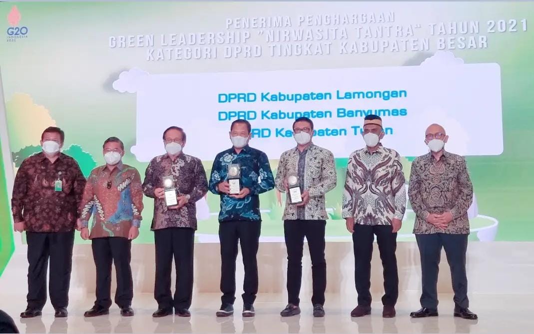 Ketua Komisi 1 DPRD Tuban, Fahmi Fikroni bersama DPRD lainnya yang menerima penghargaan green Leadership "NIRWASITA TANTRA" dari Kementrian Lingkungan Hidup dan Kehutanan, di Gedung Manggala Wana Bakti, Jakarta, Selasa (20/7/2022).