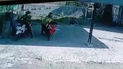 Komplotan maling motor curi motor perangkat desa di Kantor Desa Sambirejo, Kecamatan Rejoso, Kabupaten Pasuruan.