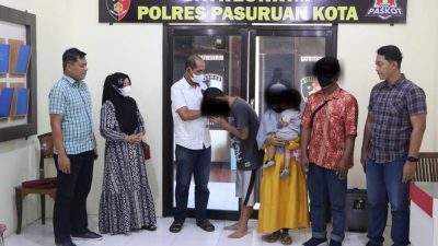 AM (38) pelaku ilegal acces ATM (tengah) meminta maaf kepada korban di Mapolres Pasuruan Kota Pasuruan.