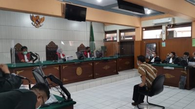 Terdakwa kasus dugaan kekerasan seksual SMA SPI Kota Batu, JEP saat menjalani persidangan di Pengadilan Negeri Malang.