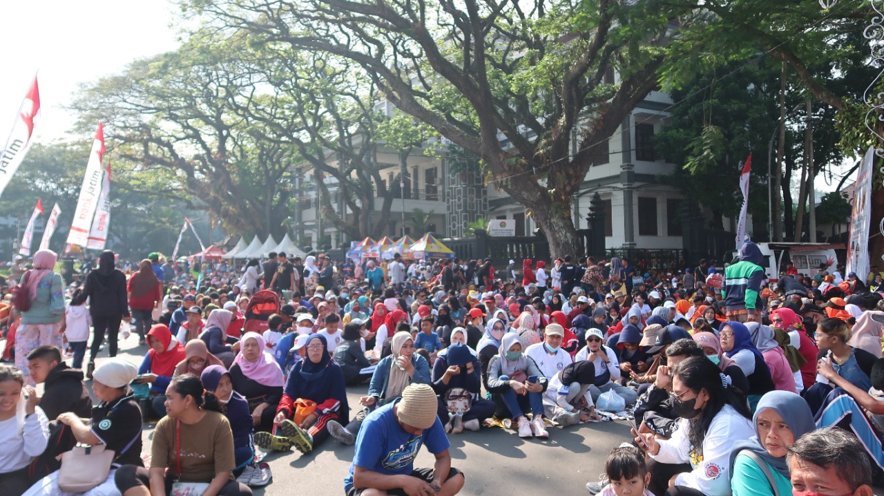 Para warga yang ikut acara Jalan Sehat Gebyar Sadar Pajak 2022 di Balai Kota Malang, Minggu (24/7/2022).