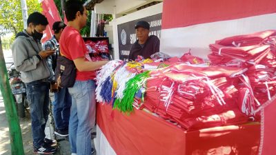 Penjual atribut bendera. (Foto: Mochamad Abdurrochim/Tugu Jatim)