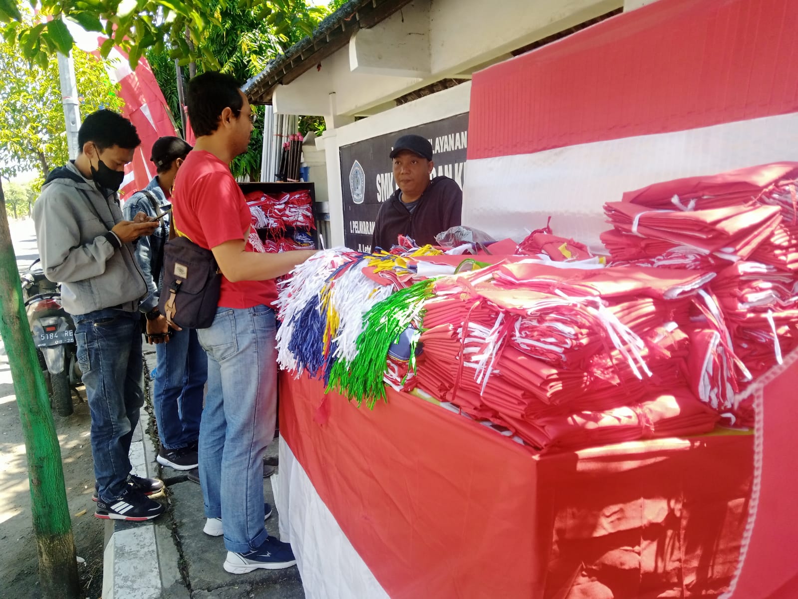 Penjual atribut bendera. (Foto: Mochamad Abdurrochim/Tugu Jatim)