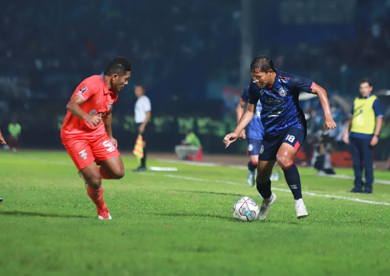 Adam Alis mencoba menerobos pertahanan Borneo FC. 