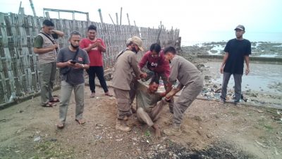 Sejumlah petugas Satpol PP mengamankan seorang pria yang telah meresahkan warga.