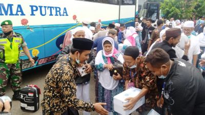 Suasana haru saat jemaah haji Tuban disambut keluarga di halaman dalam Kompi Senapan C, Minggu (17/7/2022).