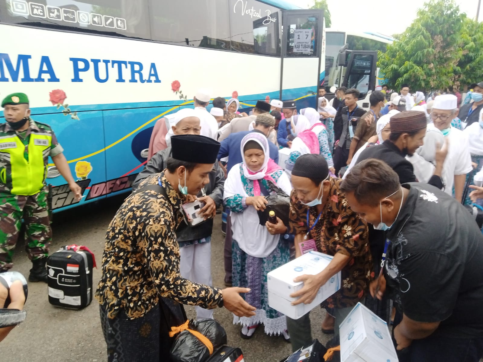 Suasana haru saat jemaah haji Tuban disambut keluarga di halaman dalam Kompi Senapan C, Minggu (17/7/2022).