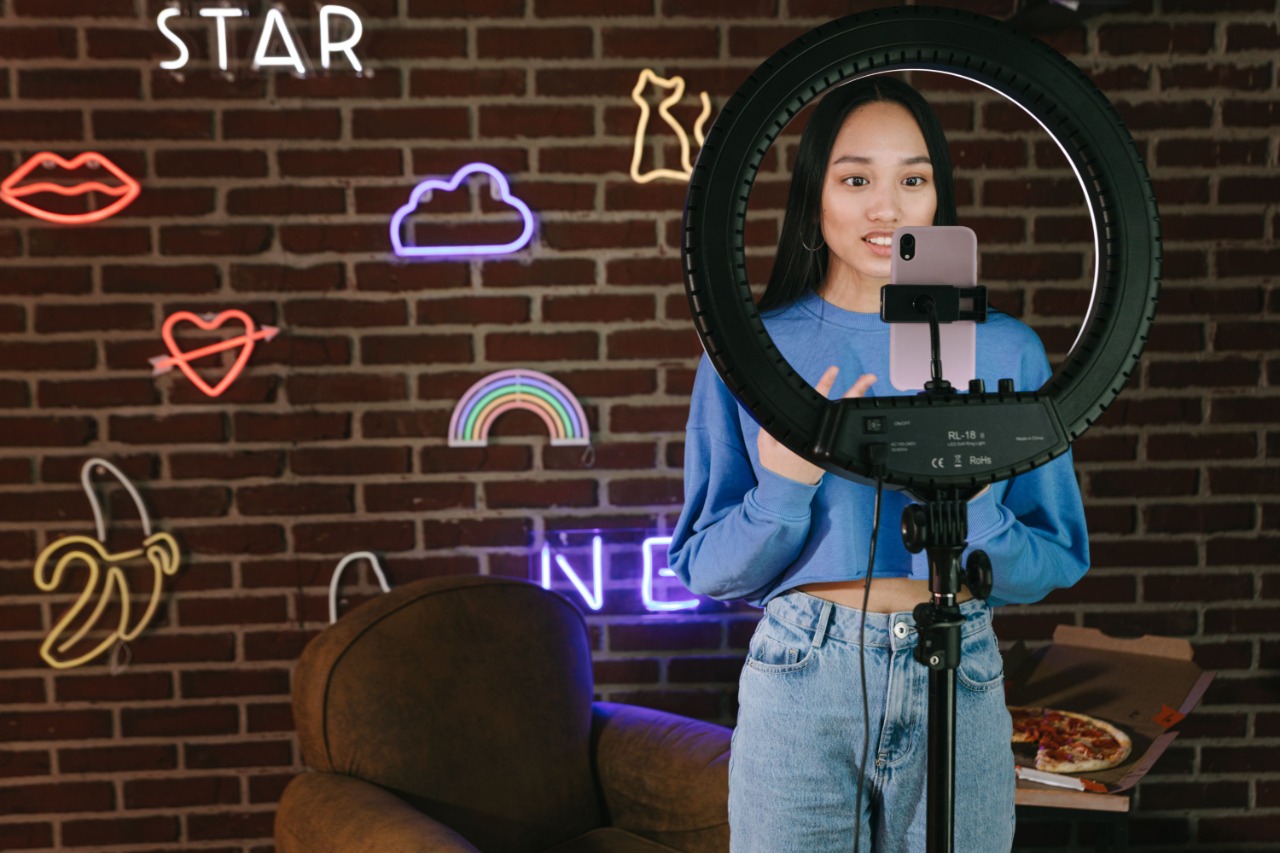 Uang dari TikTok. (Foto: Pexels/Tugu Jatim)