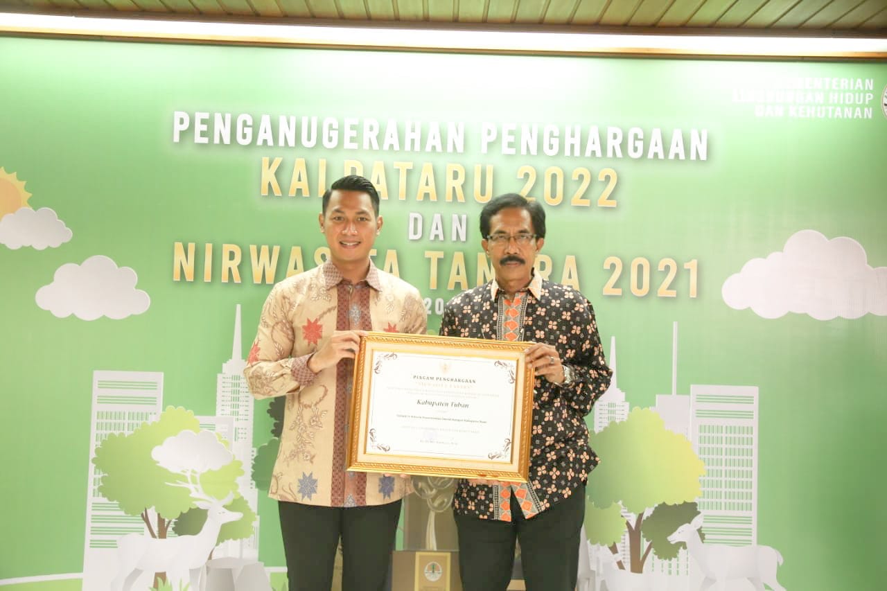 Bupati Tuban Aditya Halindra Faridzky didampingi Kepala Dinas Lingkungan Hidup dan Perhubungan (DLHP) usai terima penghargaan Nirwasita Tantra terbaik IV Kriteria Pemerintah Daerah Kategori Kabupaten Besar dari KLHK.