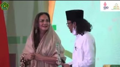 Tangkapan layar saat RM Aflakha Mangkunegara menerima penganugerahan juara favorit di Hotel Grand Mercure, oleh Christine Hakim yang juga ketua juri dalam Kompetisi Film Pendek Islami (KFPI) Tingkat Nasional Tahun 2022.