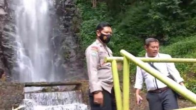 Pihak kepolisian saat melakukan penyelidikan tewasnya wisatawan di air terjun Tirtosari Magetan.