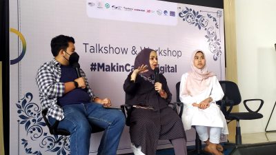 Dr. Syifa Mustika (tengah) bersama Fawila Fajriazzafira (kanan) dan Savero Karavemita Dwipayana (kiri) saat memberikan materi seputar 'Personal Branding' di acara  talkshow dan workshop Malang #MakinCakapDigital  pada (27/07/2022).