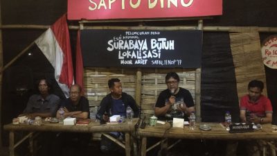 Noor Arief Prasetyo ketika launching buku Surabaya Butuh Lokalisasi di salah satu angkringan Surabaya.