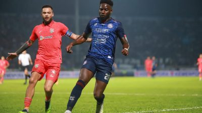 Abel Camara, striker anyar Arema FC, dikawal ketat bek Borneo FC Diego Michael.