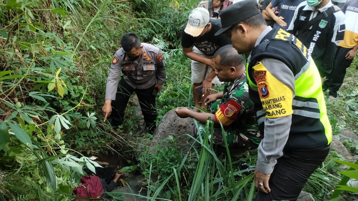 Petugas Satreskrim Polres Pasuruan saat olah TKP penemuan mayat di jurang Lumbang, Kabupaten Pasuruan.